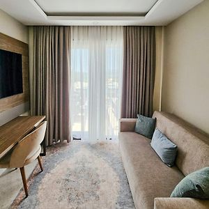 Corner Room Seaview Direct Access to Pool